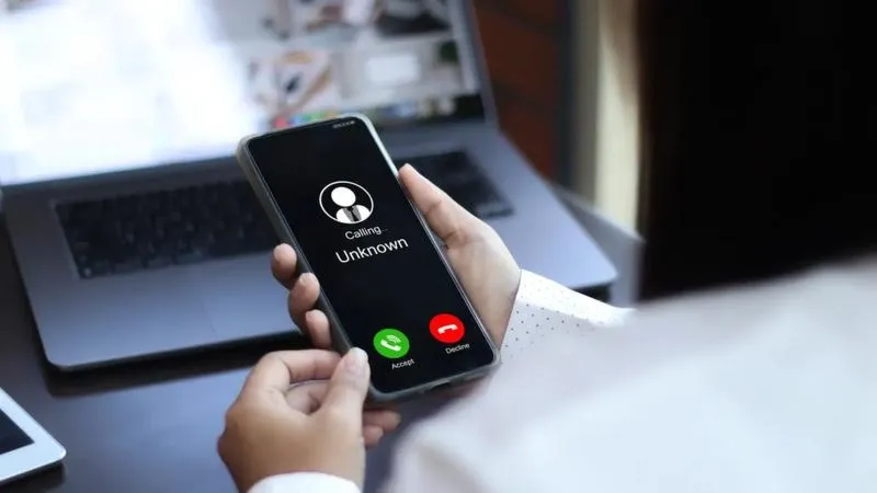 Zasady skutecznej komunikacji: jak zacząć rozmowę o pracę przez telefon, by nie popełnić błędów